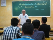 Võ sư trưởng - Chủ nhiệm võ đường Nguyễn Ngọc Nội trao đổi với các anh chị em môn sinh lớp A19